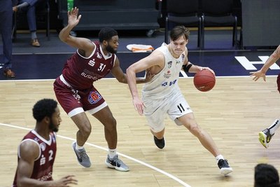 Joseph Lawson (l.) verteidigt gegen den Hamburger Maik Kotsar.