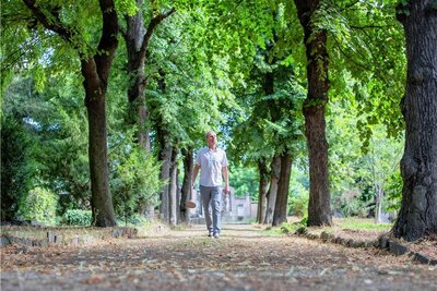 Ulrich Franke vom Verein der Freunde Plauens gehört zu den Helfern, die die Umgestaltung des ehemaligen Friedhofs II zum Baumpark nach einem von Bernhard Weisbach entworfenen Masterplan unterstützen. 