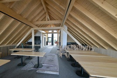 Die Möbel sind schon da, es gibt aber noch einige Restarbeiten im und am Hirschkopfhaus in Carlsfeld, bevor es eröffnen kann.