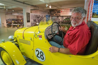 Museumsgründer und Autonarr Frieder Bach in einem seltenen Ifa-DKW-Rennwagen vom Typ F8 MSG, was für "Motorsportgemeinschaft" steht. Von dem Fahrzeug wurden 1949 im alten Zwickauer Audi-Werk nur vier Stück gebaut. Dieses hier steht heute im "Museum für sächsische Fahrzeuge" in Chemnitz.