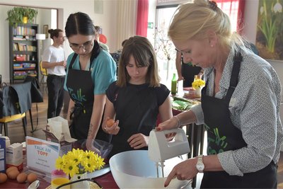 Carmen Reiher von der CDU, Josie Schrantz (Mitte) und Aylin Lorenz rühren den Teig für die Waffeln an.