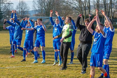Die Überraschung ist geschafft: Die Spieler der SV Olbernhau feiern mit ihren Fans den Halbfinaleinzug.