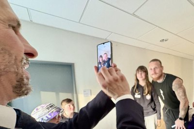 Natürlich sind in Oelsnitz auch Erinnerungsfotos mit dem Veilchen ein Muss. Schulleiter Kay Hertel gibt gern den Fotografen.