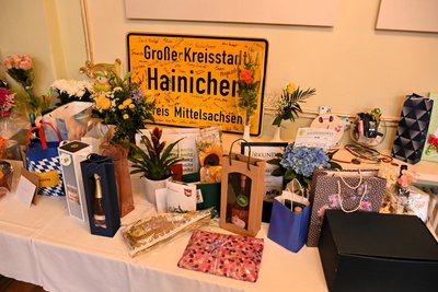 Ein Blick auf die Geschenke zum 60. Geburtstag von Hainichens OB Dieter Greysinger.