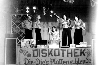 Erinnerungen an eine ungezwungene Zeit: Die Plattenschleuder mit eigener Tanzgruppe.