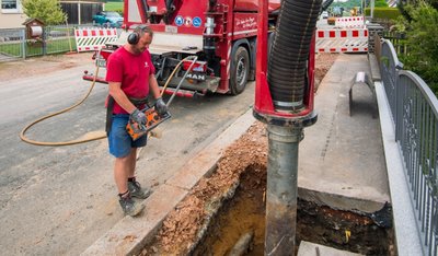 Jörg Floh (Foto) baggert in einem Kabelgraben mit einem Saugbagger.