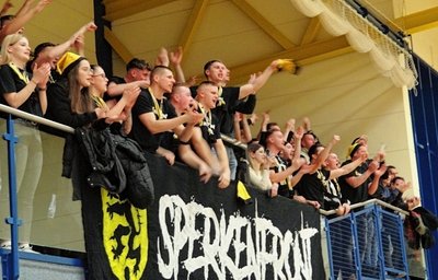 Einmalig in der 3. Volleyball-Liga: Enthusiastisch unterstützten die Oelsnitzer Fans auch diesmal ihr Team. Trotz der 1:3-Niederlage gegen Marktredwitz wurde anschließend in der benachbarten Vogtlandsporthalle eine große Party gefeiert. 