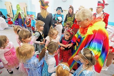 Heidi Hinkel, Urgestein des Freiberger Karneval, wurde von den Kindern umlagert. 