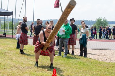 120 Jahre Ringen in Thalheim: Das feierte der RV am Samstag unter anderem mit Highlandgames. Sieben Vereine maßen sich dabei in verschiedenen skurrilen Disziplinen wie hier im Baumstammwerfen. Niklas Birkigt von der Skiabteilung des SV Tanne stellte sich dabei recht gut an.