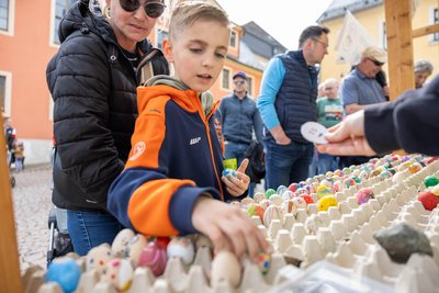 Eierrollen 2026 in Augustusburg: Leopold Groh (9) aus Erdmannsdorf kaufte sich zwei Eier und bemalte sie dann.