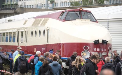 Der einstige Prestigezug der Deutschen Reichsbahn fährt in den Bahnhof in Radebeul-Ost ein. 