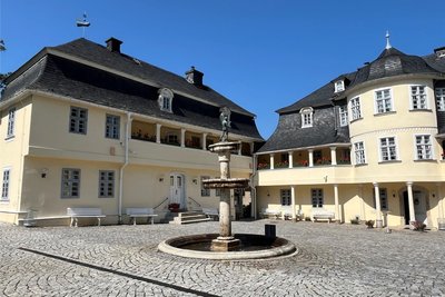 Das Musikinstrumenten-Museum Markneukirchen: Nächstes Jahr wird das Dach des Westflügels (im Foto links) saniert, 2026 kommt das Dach des Hauptgebäudes an die Reihe. Geplante Gesamtkosten: 910.000 Euro.