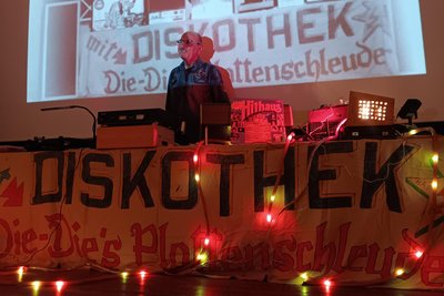 Anlage und Transparent sind original, der DJ auch: Die-Die’s Plattenschleuder in Aktion.