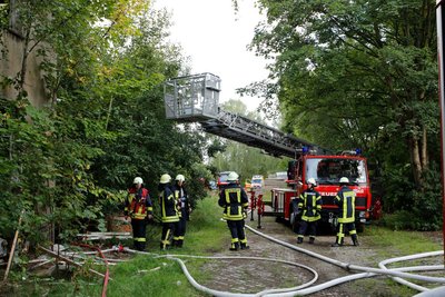 Feuerwehrkameraden waren am Sonntag in einer Industriebrache in Limbach-Oberfrohna im Einsatz.