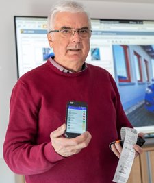 "Owigware" heißt die Software für Ordnungsämter, die die Mäder Computersysteme GmbH mit viel Erfolg entwickelt und anbietet. Im Bild Geschäftsführer Stefan Mäder mit Strafzettel und Bearbeitungs-Display. 