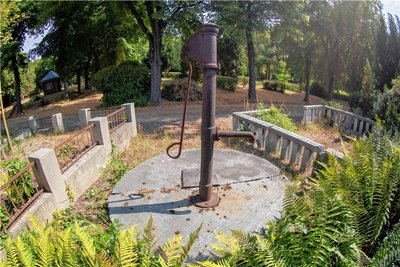 Die Brunnenanlage im unteren Teil des ehemaligen Friedhofs soll wieder nutzbar gemacht werden.