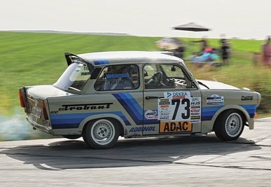 Der flinke Fleischer vom MC Grünhain gibt in Thüringen wieder Vollgas: Bei der 50. Rallye Osterburg rund um Weida will Mario Keller - diesmal mit Co-Pilot Jonas Kunze - der Konkurrenz davonsausen. 