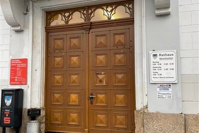 Im Rathaus Elsterberg befindet sich eine Filiale der Sparkasse Vogtland.