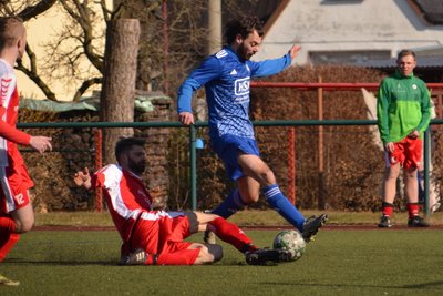 Jonas Löschner versucht hier, Crottendorfs Arno Heinrich vom Ball zu trennen.