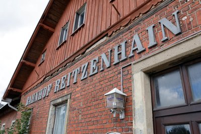 Viel Wissenswertes zur Bahnlinie über den Erzgebirgskamm wird zum deutsch-tschechischen Bahnhofsfest in Reitzenhain geboten.
