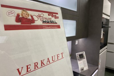Im Möbelhaus Herrmann geht es derzeit manchmal zu wie im Taubenschlag. Auf immer mehr Artikeln schlägt sich das in Form von Verkauft-Schildern nieder.