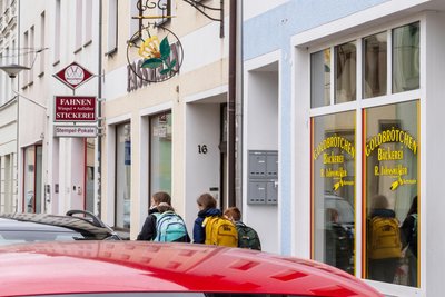Die Scheiben sind schon neu beklebt – am 5. Mai soll der Verkauf starten.