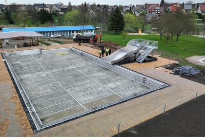 Im Freibad Geithain ist ein neues Edelstahlbecken eingebaut worden. Das Foto entstand Mitte April.
