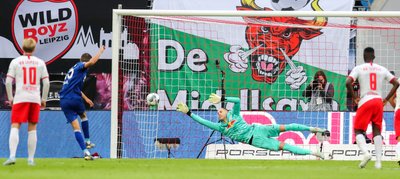 Schalkes Amine Harit (2.v.l.) trifft gegen Leipzigs Torwart Peter Gulacsi beim Elfmeter zum 0:2.