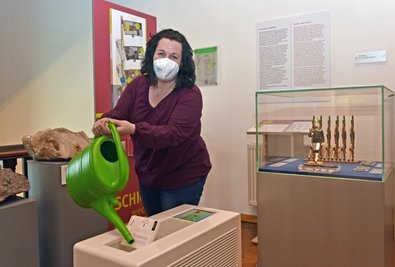 Für die neue Dauerausstellung des Stadt- und Bergbaumuseums in Freiberg, hier Mitarbeiterin Katja Rüger beim Befüllen der Klimatruhe, gibt es einen Zuschuss von rund 161.000 Euro. 