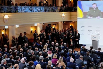 Per Video der Münchner Sicherheitskonferenz zugeschaltet: Der ukrainische Präsident Wolodymyr Selenskyj dringt auf schnellere Waffenlieferungen. 
