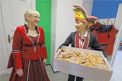 Prinzessin Melanie I. und Anna Monika Engel hatten die Pfannkuchen dabei.