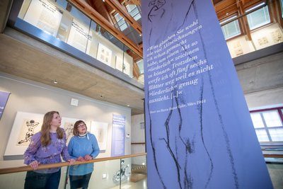 Sarah Kühnel und Brigitte Heine (rechts) haben die neue Ausstellung wesentlich mit vorbereitet.