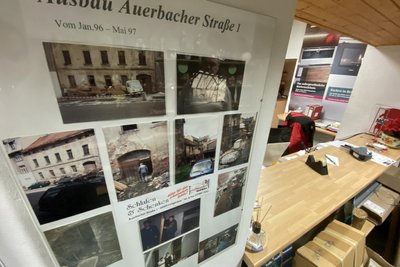 Bilder von Umbau und Sanierung des Geschäftshauses Auerbacher Straße 1. Die Immobilie oder Teile davon können gemietet werden. Auch über einen Verkauf denkt Bernhard Herrmann nach.