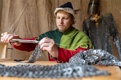 Die Besucher konnten Alexander Stoll bei der Herstellung eines Ringpanzers zusehen.