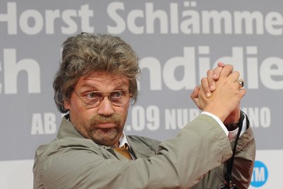 Er ist wieder da: Der Entertainer und Schauspieler Hape Kerkeling kehrt als tapsiger Lokalreporter Horst Schlämmer auf die großen Kinoleinwände zurück.