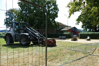 Beim Aufstellen der Bauzäune, die als Begrenzung dienen, half schwere Technik.