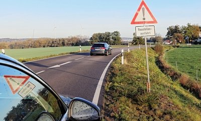 Zwar warnen bereits Schilder an der Crossener Straße vor Baustellenausfahrten, aber Bauarbeiten gibt es bisher nicht. 