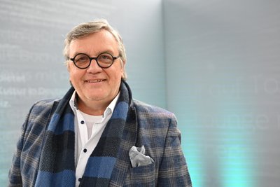 Hape Kerkeling ist nicht nur ein erfolgreicher Schauspieler und Entertainer. Auch seine Bücher „Ich bin dann mal weg“, „Der Junge muss an die frische Luft“ und sein autobiografischer Roman „Pfoten vom Tisch!“ landeten auf den Bestseller-Listen.