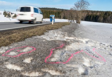 Am Morgen darauf wiesen an der B 174 nur noch Spuren im Schnee und Markierungen auf den tragischen Unfall hin. Foto: Kristian Hahn/Archiv