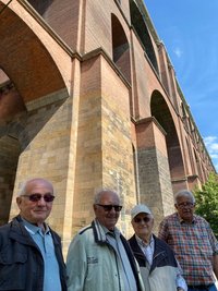 Ortstermin an der Göltzschtalbrücke. Von rechts: Wolfgang Weber, die Zeitzeugen Günther Schmalfuß und Rudolf Freitag sowie Norbert Bielig von der Interessengemeinschaft Nema Netzschkau. 