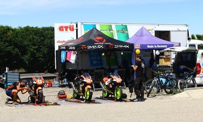 Zwischen den Rennen und den Trainingsfahrten wird vor dem Team-Mobil von Elephants Racing eifrig an der Technik geschraubt und getüftelt.