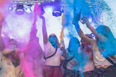 So bunt geht es zu beim Holi-Festival in Annaberg-Buchholz, das in diesem Jahr seine vierte Auflage erlebt.