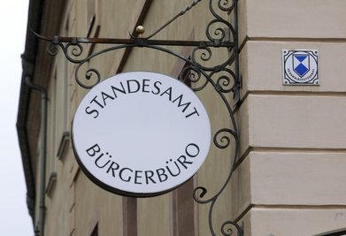 Bürgerbüro und Einwohnermeldeamt sind wieder am alten Platz - aber gleichzeitig im neuen Gewand. Für rund 150.000Euro wurden die Räume umfassend saniert.