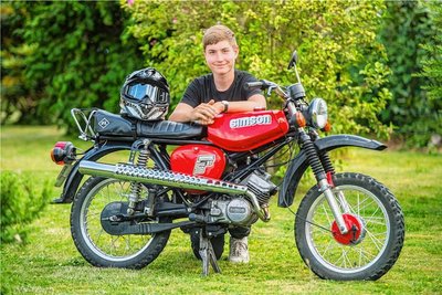 Max Seidel hat seinen Mopedführerschein gemacht und ist jetzt stolzer Besitzer einer Simson S 51. Mit ihr fährt er zur Schule nach Stollberg und ist gern auch mit Freunden unterwegs, die überwiegend ebenfalls Simson-Fahrer sind.