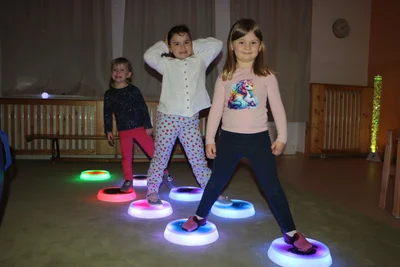 Martha, Wilhelmine und Anni sind begeistert von den leuchtenden Bewegungsinseln im „Raum der Sinne“.