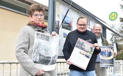 Eine neue Schaukastenanlage gibt es an der Festhalle Bad Brambach: Kathrin Stübiger, Chefin des Kur- und Fremdenverkehrsvereins Bad Brambach, Stephan Seitz und Florian Merz von der CVG waren beteiligt. 
