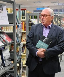 Konrad Felber bei der Übergabe von Büchern an Limbach-Oberfrohnas Stadtbibliothek "Gert Hofmann" im Vorjahr.
