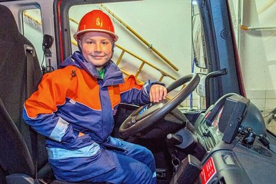 Diese Aufnahme stammt von 2018, Max Seidel hatte sich fürs Pressefoto schon mal hinters Lenkrad eines Löschfahrzeuges gesetzt.