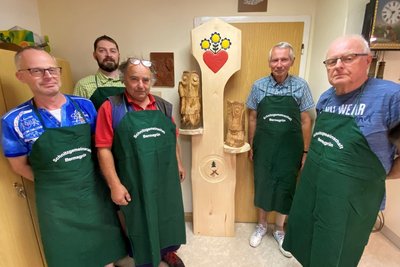 Jan Vodel, Kai Schuffenhauer, Jürgen Pöhler, Günter Lang und Jürgen Vodel (von links) von der Schnitzgemeinschaft Bermsgrün mit ihrer Eulen-Stele.