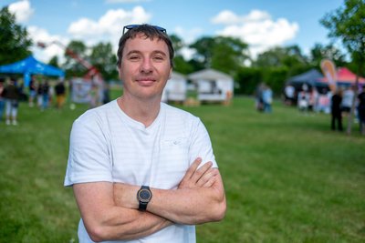 Daniel Eichhardt aus Lichtenau:„Ich bin mit meiner Tochter Emily hier. Sie kommt jetzt in die achte Klasse und sucht einen Praktikumsplatz. Denn ein Praktikum gehört ja zur Schule dazu. Hoffentlich findet sie später einen sicheren Ausbildungsplatz mit langfristigen beruflichen Perspektiven.“